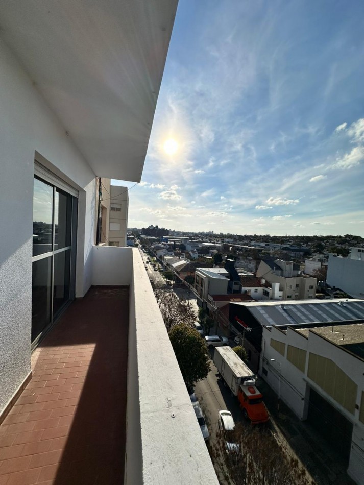 DEPARTAMENTO 4 AMBIENTES CON BALCON AL FRENTE Y COCHERA