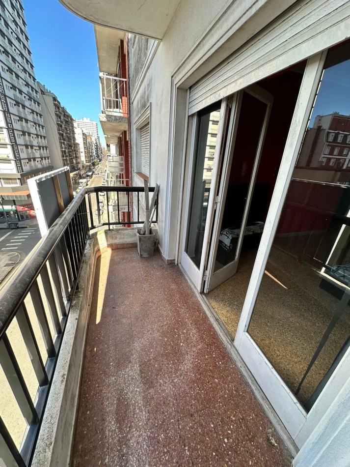 DEPARTAMENTO 3 AMBIENTES CON BALCON A LA CALLE Y VISTA PARCIAL AL MAR