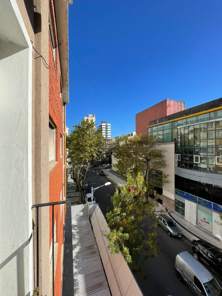 DEPARTAMENTO 4 AMBIENTES CON 2 BALCONES A LA CALLE