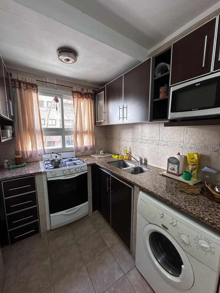 VENTA SEMIPISO 3 AMBIENTES CON BALCON CORRIDO