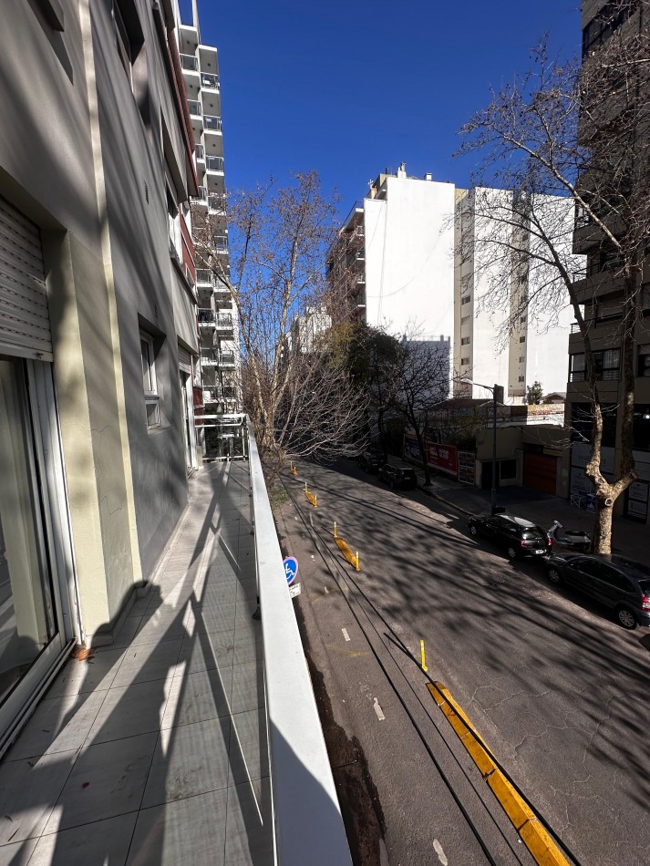 VENTA SEMIPISO 3 AMBIENTES CON BALCON CORRIDO