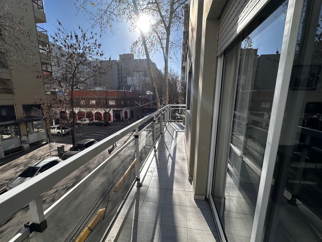 VENTA SEMIPISO 3 AMBIENTES CON BALCON CORRIDO