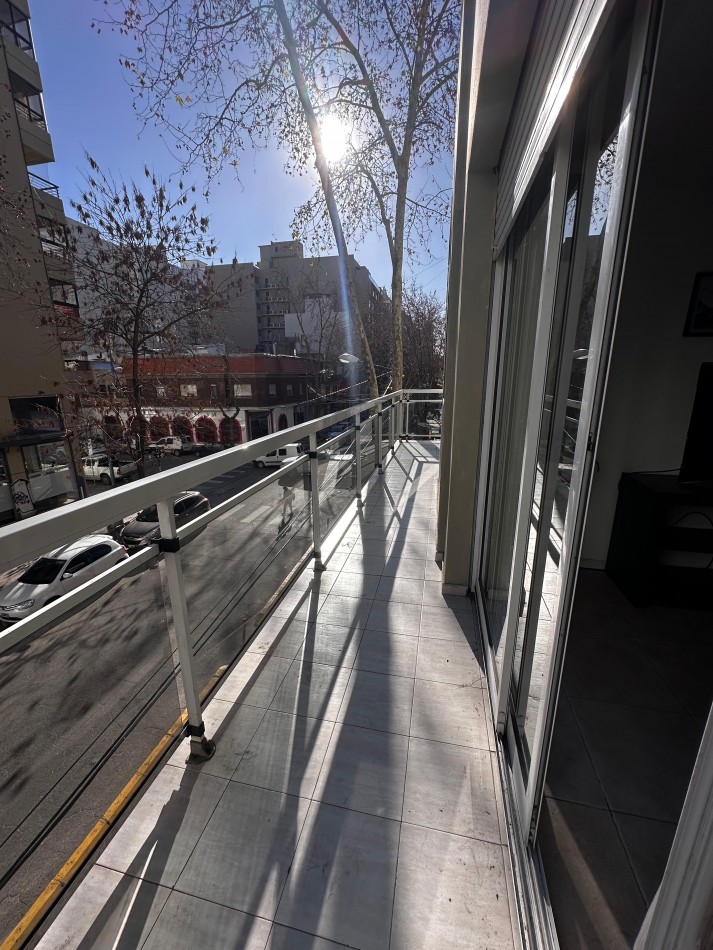 VENTA SEMIPISO 3 AMBIENTES CON BALCON CORRIDO