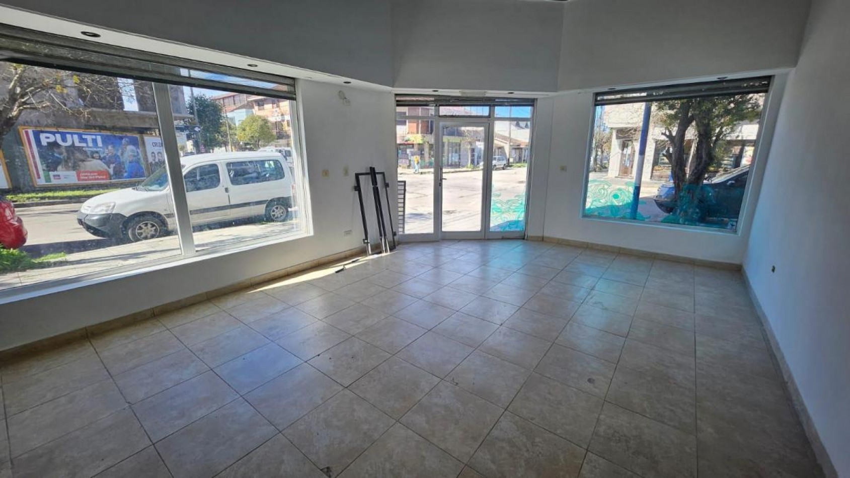 ALQUILER DE LOCAL COMERCIAL EN ESQUINA