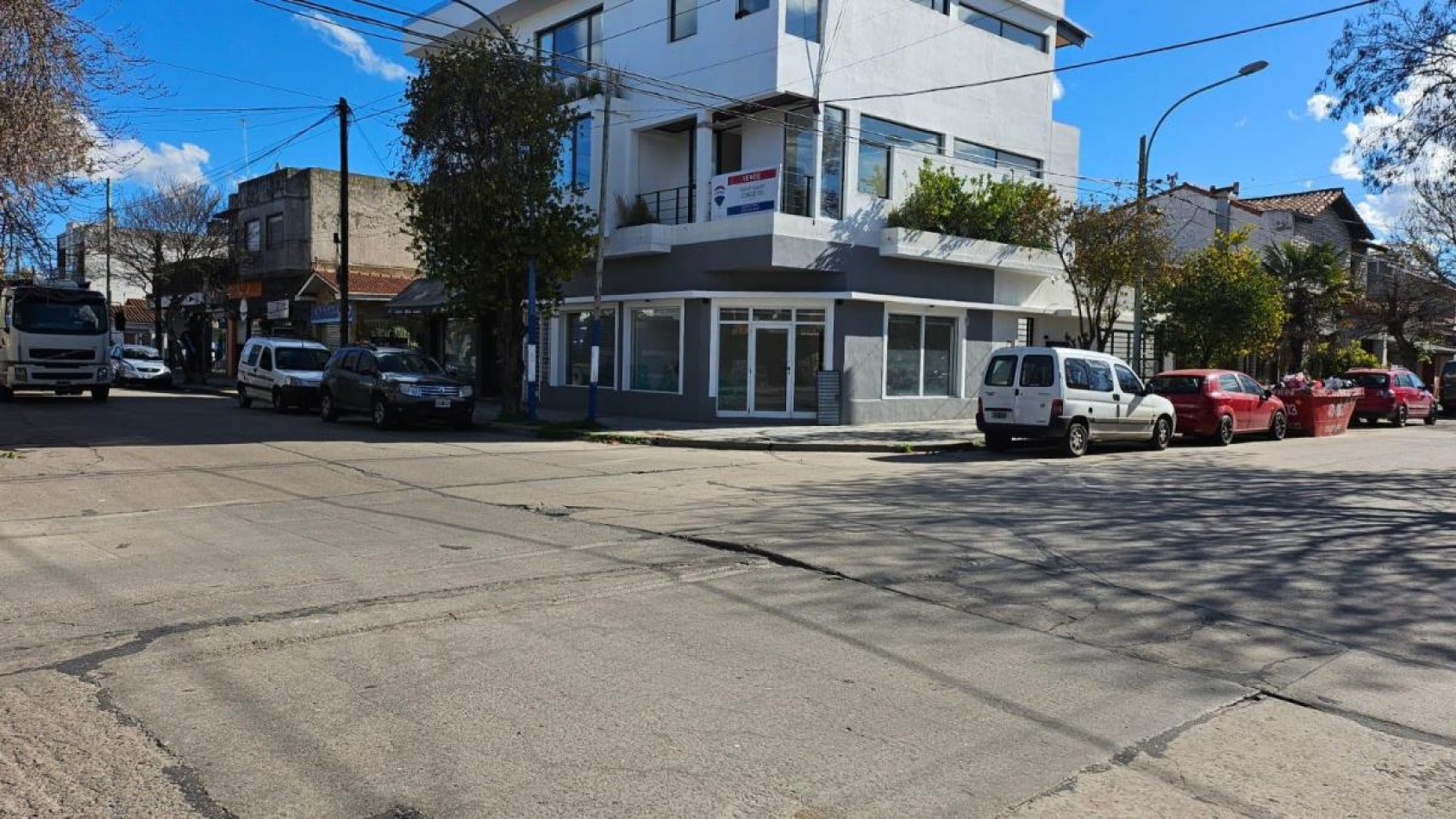 ALQUILER DE LOCAL COMERCIAL EN ESQUINA