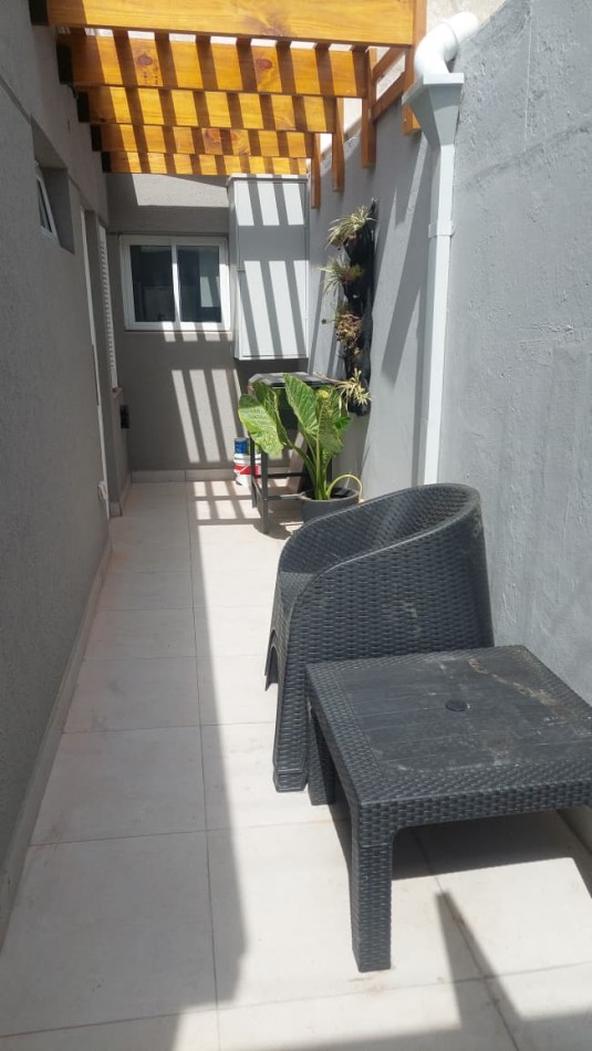 PH 2 AMBIENTES CON PATIO RECICLADO EN LA PERLA