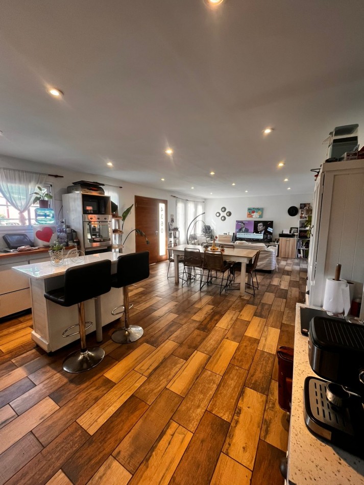 VENTA CASA 4 AMBIENTES + DEPARTAMENTO