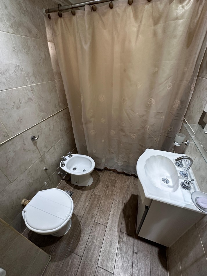 DEPARTAMENTO 3 AMBIENTES CON BALCON AL FRENTE ZONA LA PERLA
