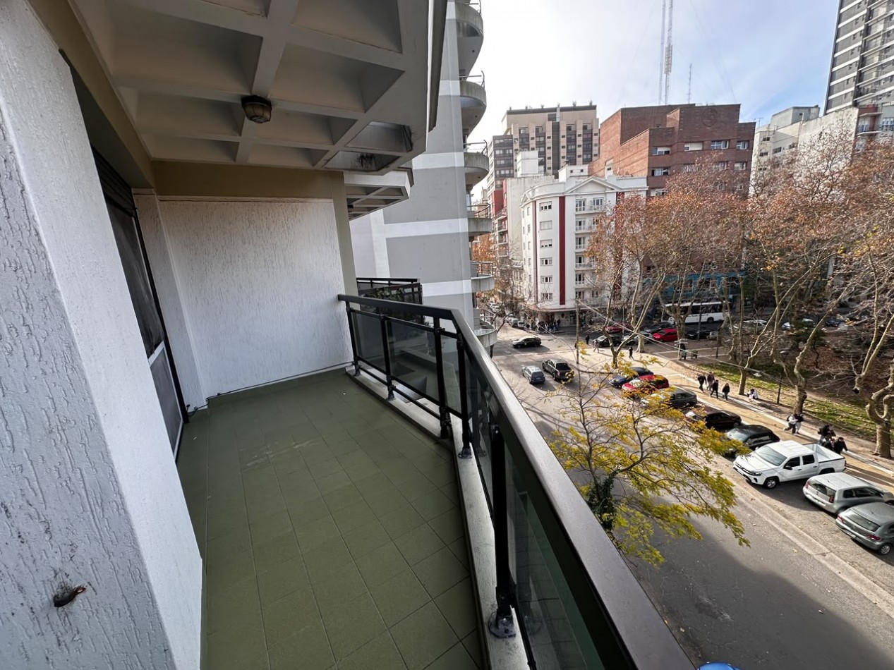 DEPARTAMENTO 3 AMBIENTES CON BALCON CORRIDO A LA CALLE