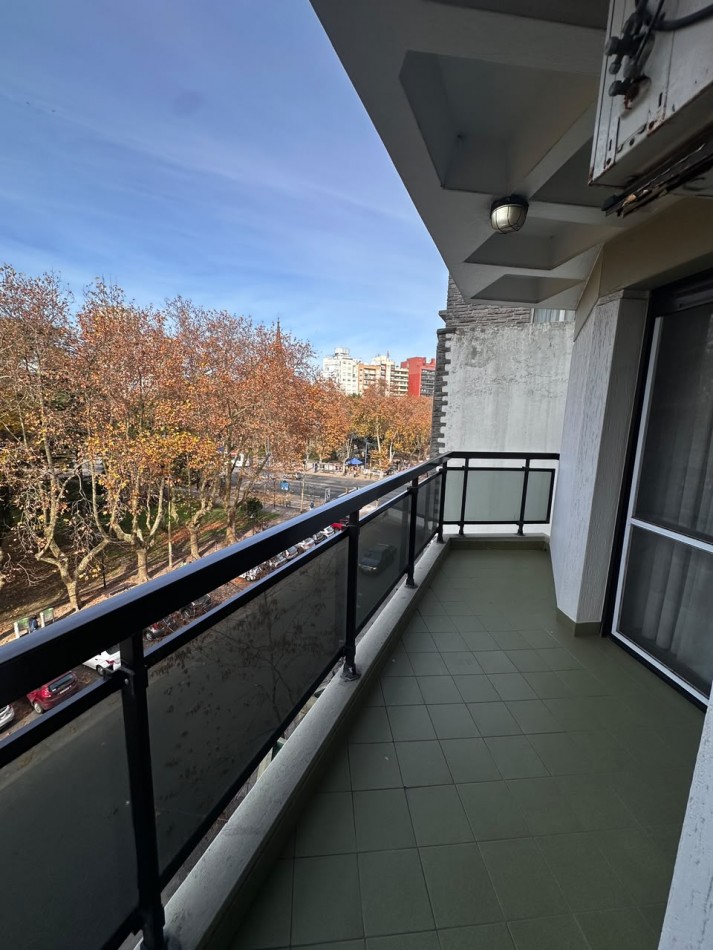 DEPARTAMENTO 3 AMBIENTES CON BALCON CORRIDO A LA CALLE