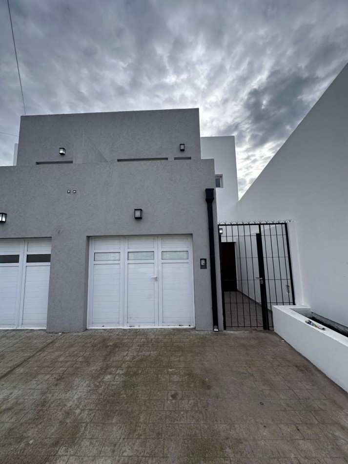 VENTA DUPLEX 3 AMBIENTES CON GARAGE Y PATIO