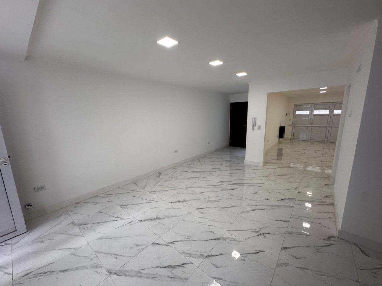 VENTA DUPLEX 3 AMBIENTES CON GARAGE Y PATIO