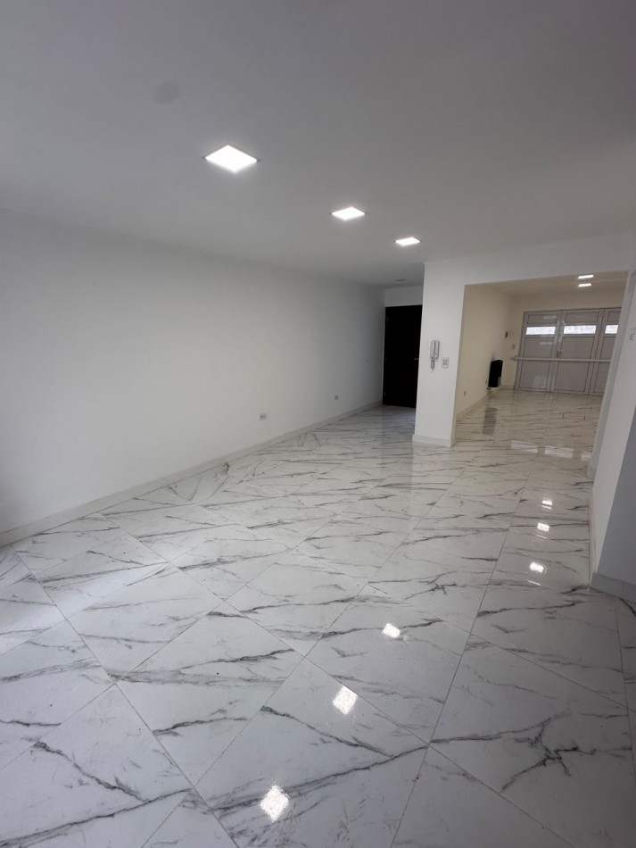 VENTA DUPLEX 3 AMBIENTES CON GARAGE Y PATIO