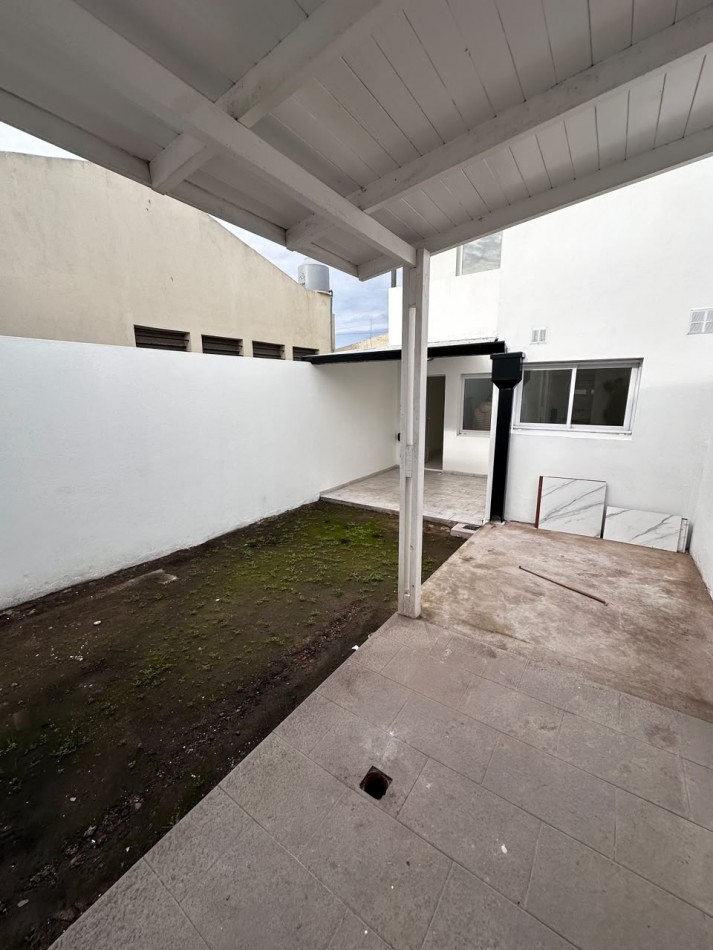VENTA DUPLEX 3 AMBIENTES CON GARAGE Y PATIO