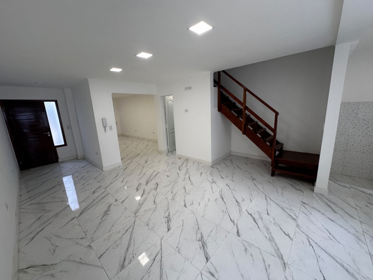 VENTA DUPLEX 3 AMBIENTES CON GARAGE Y PATIO