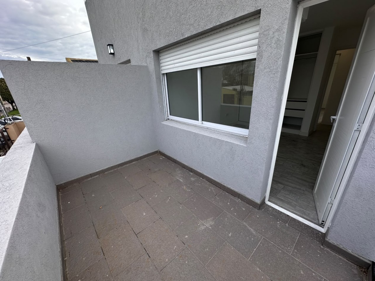 VENTA DUPLEX 3 AMBIENTES CON GARAGE Y PATIO