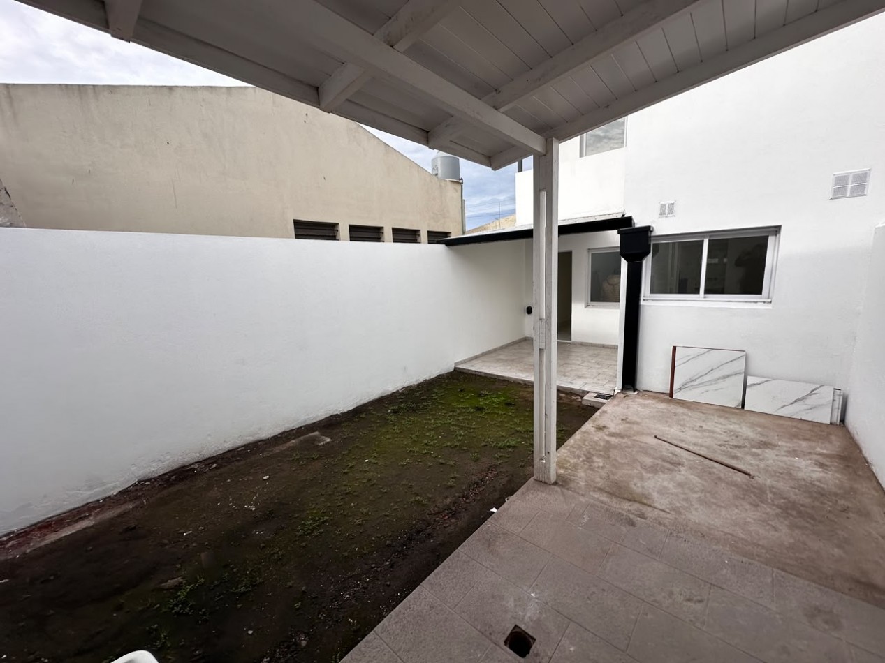 VENTA DUPLEX 3 AMBIENTES CON GARAGE Y PATIO