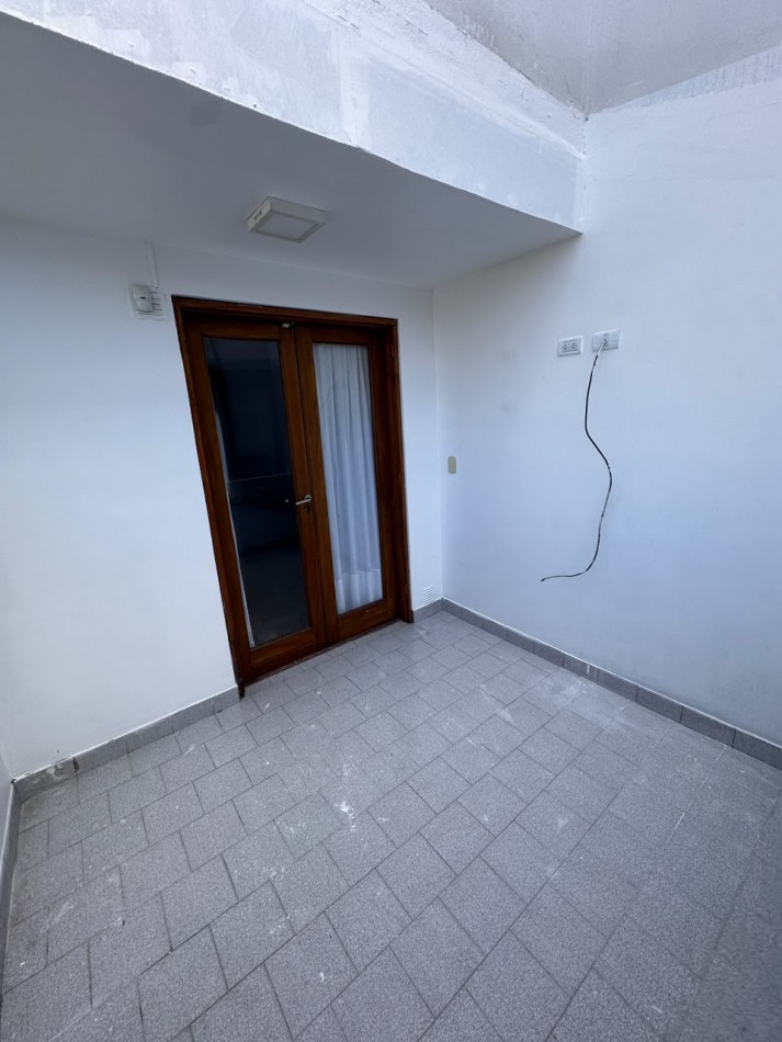 ALQUILER DEPARTAMENTO TRES AMBIENTES CON COCHERA, BALCON Y PATIO