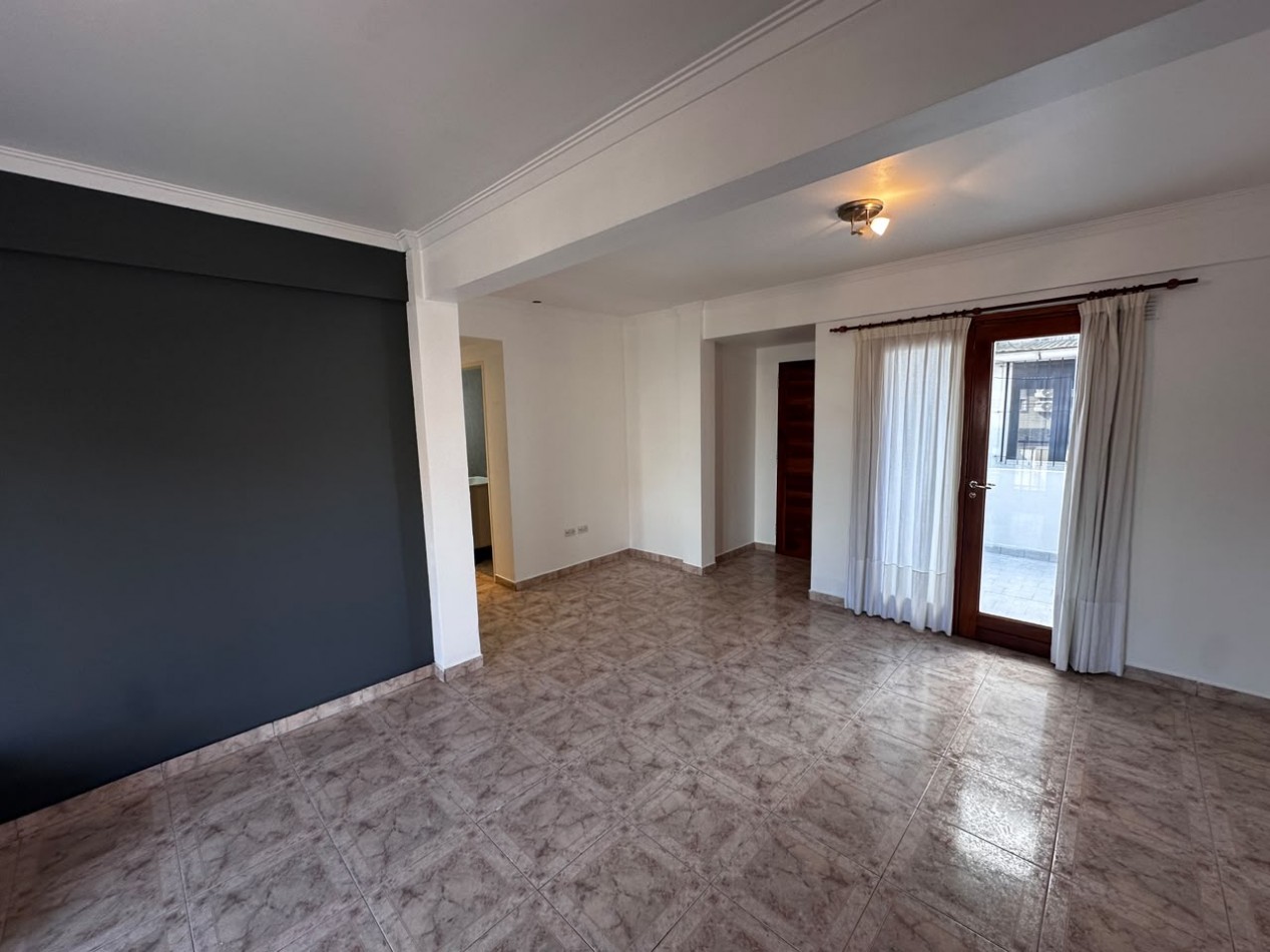 ALQUILER DEPARTAMENTO TRES AMBIENTES CON COCHERA, BALCON Y PATIO