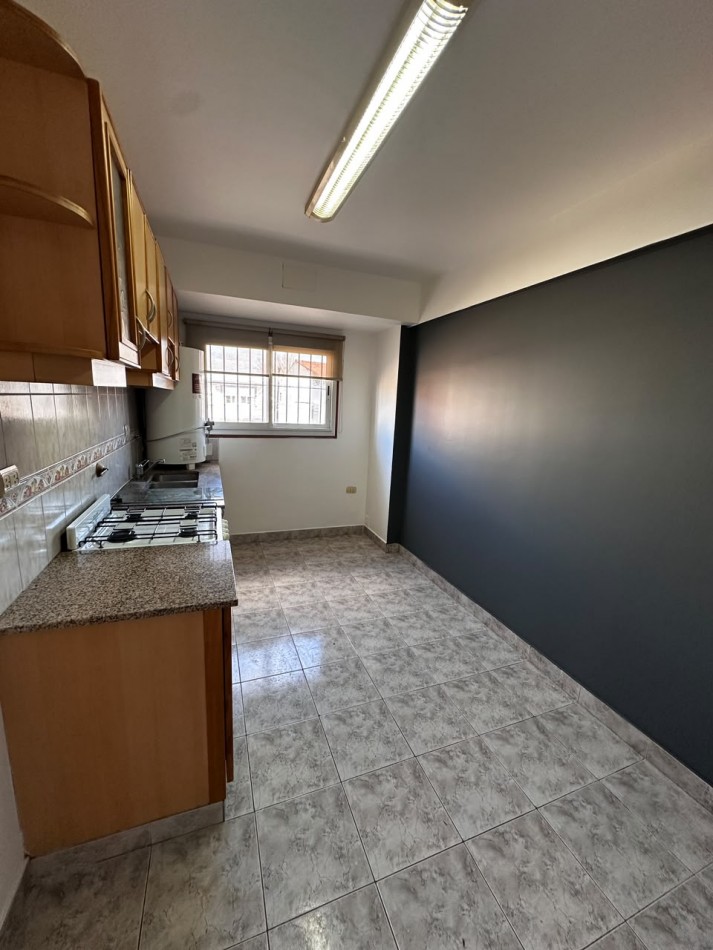 ALQUILER DEPARTAMENTO TRES AMBIENTES CON COCHERA, BALCON Y PATIO
