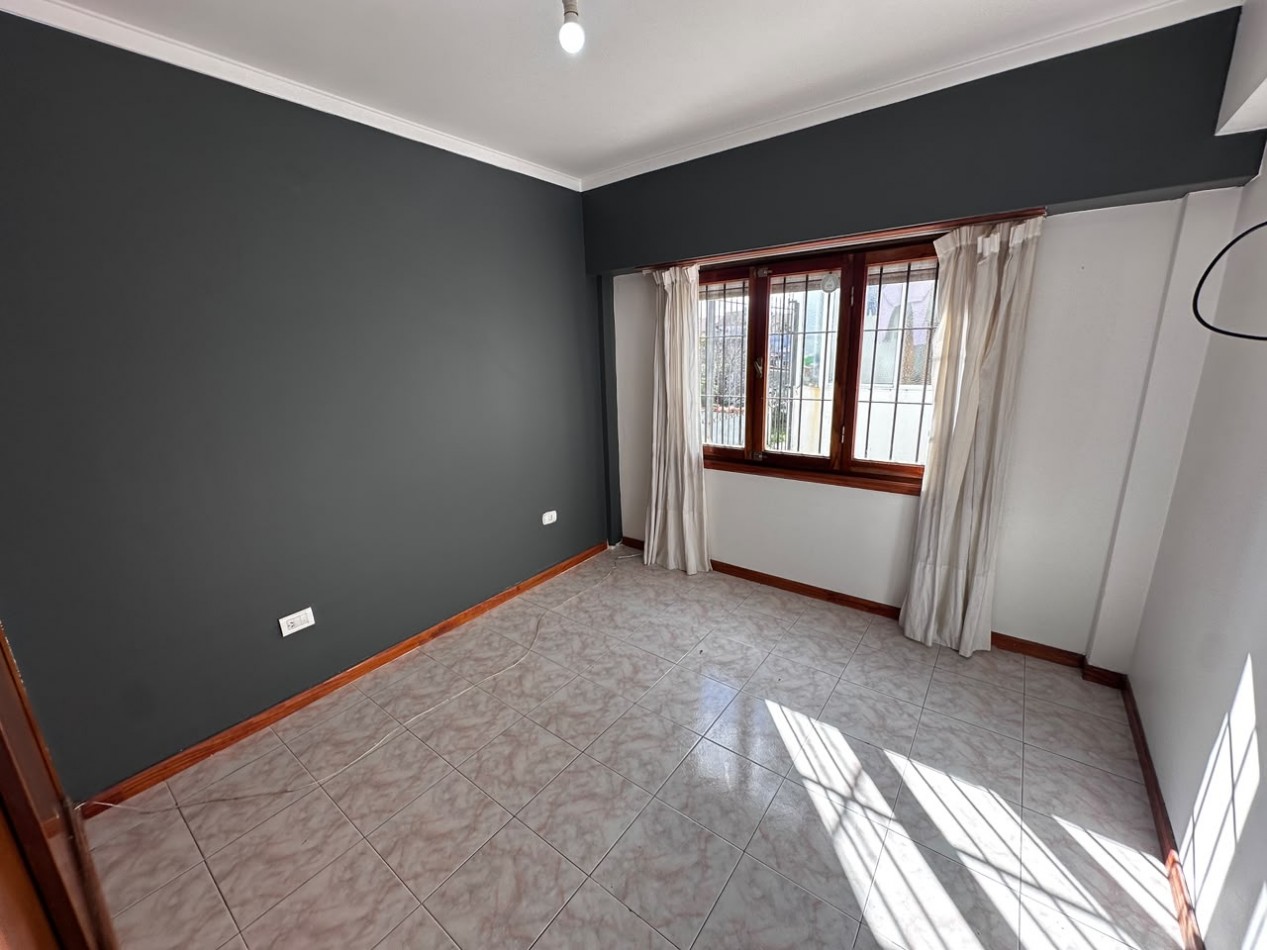 ALQUILER DEPARTAMENTO TRES AMBIENTES CON COCHERA, BALCON Y PATIO