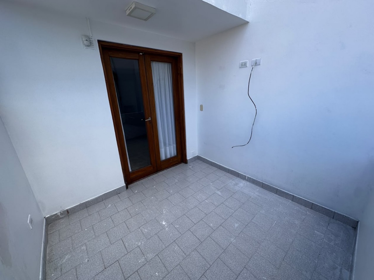 ALQUILER DEPARTAMENTO TRES AMBIENTES CON COCHERA, BALCON Y PATIO