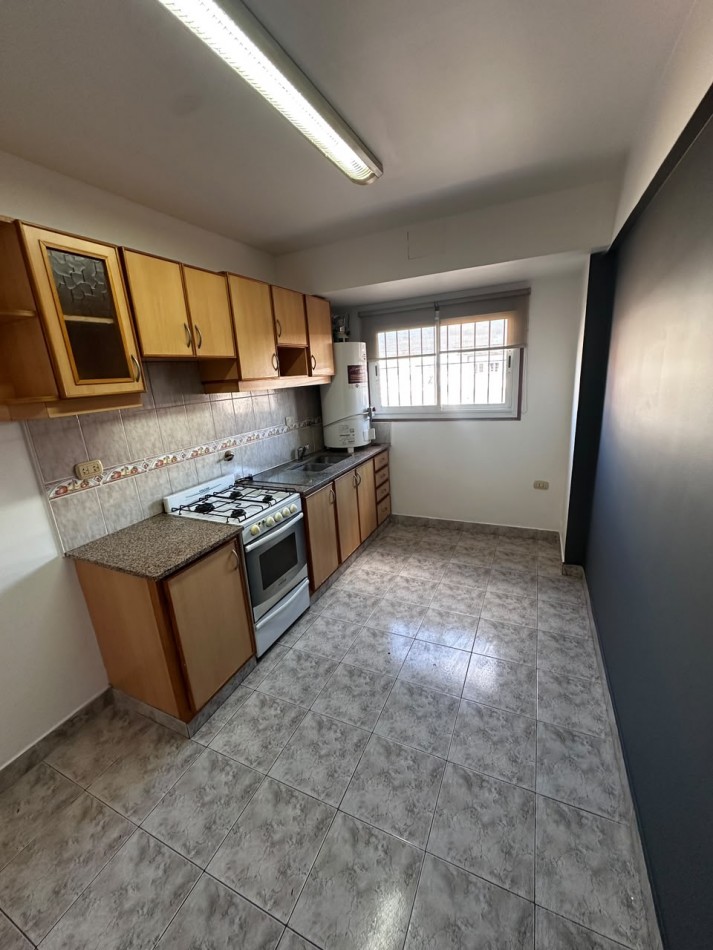 ALQUILER DEPARTAMENTO TRES AMBIENTES CON COCHERA, BALCON Y PATIO