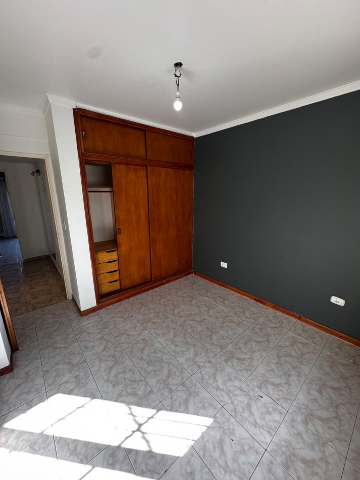 ALQUILER DEPARTAMENTO TRES AMBIENTES CON COCHERA, BALCON Y PATIO