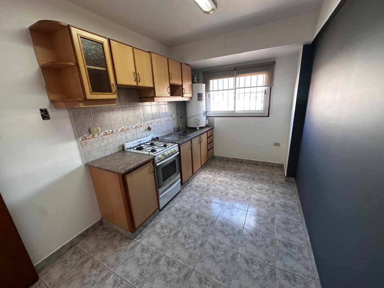 ALQUILER DEPARTAMENTO TRES AMBIENTES CON COCHERA, BALCON Y PATIO