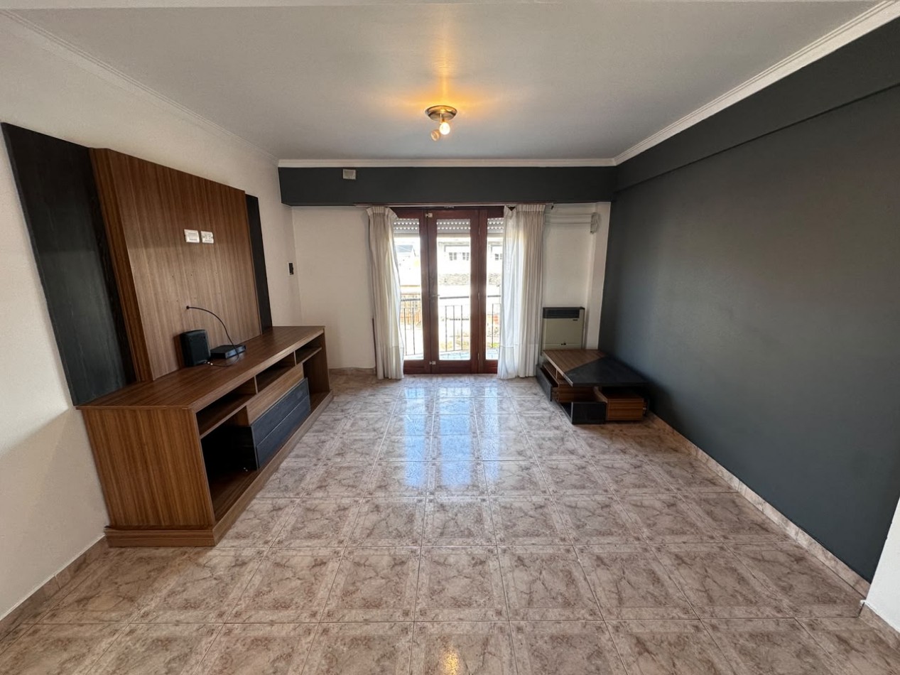 ALQUILER DEPARTAMENTO TRES AMBIENTES CON COCHERA, BALCON Y PATIO