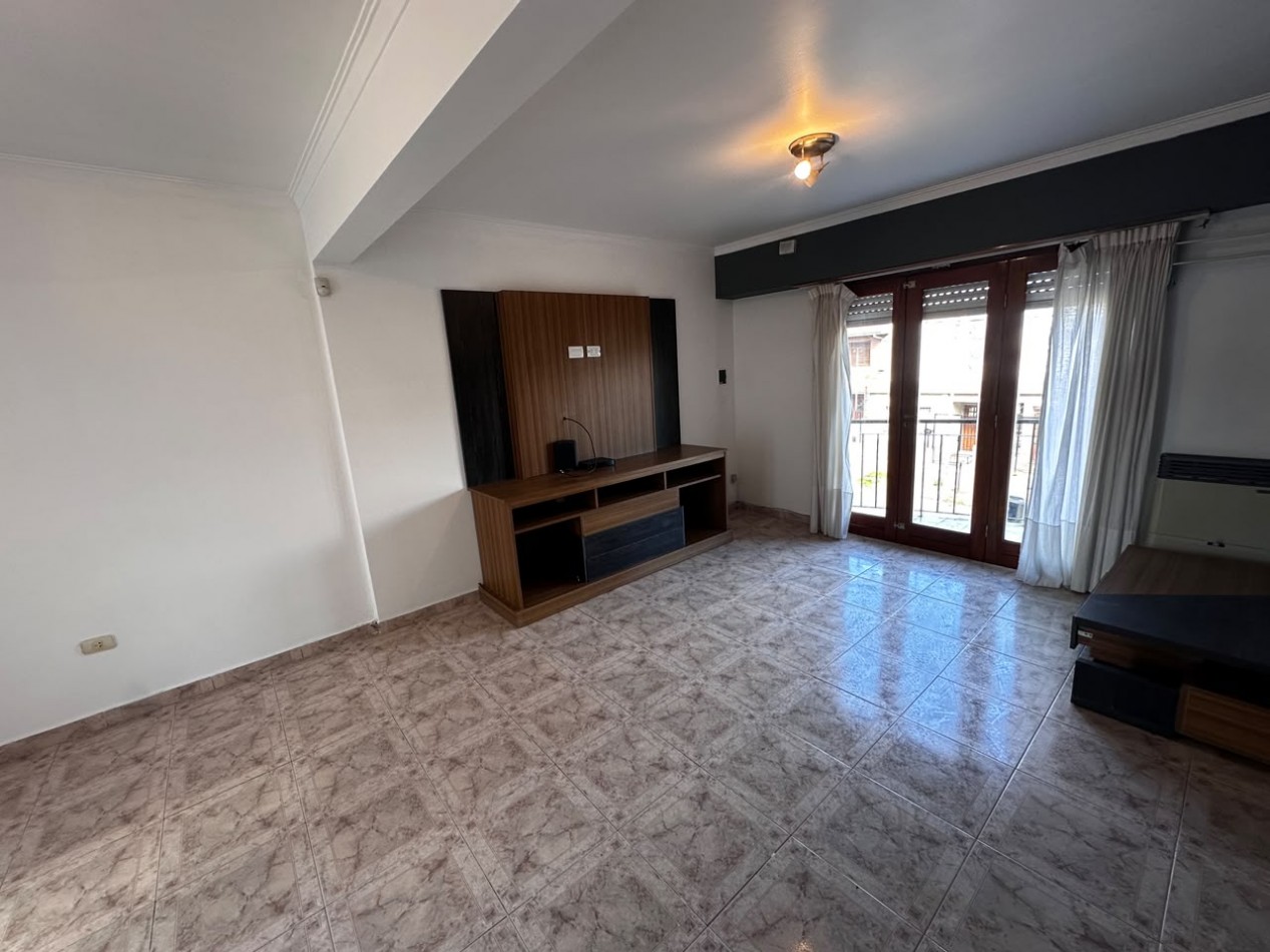 ALQUILER DEPARTAMENTO TRES AMBIENTES CON COCHERA, BALCON Y PATIO