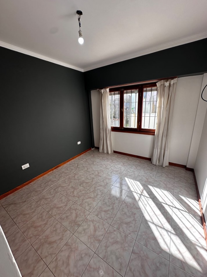 ALQUILER DEPARTAMENTO TRES AMBIENTES CON COCHERA, BALCON Y PATIO