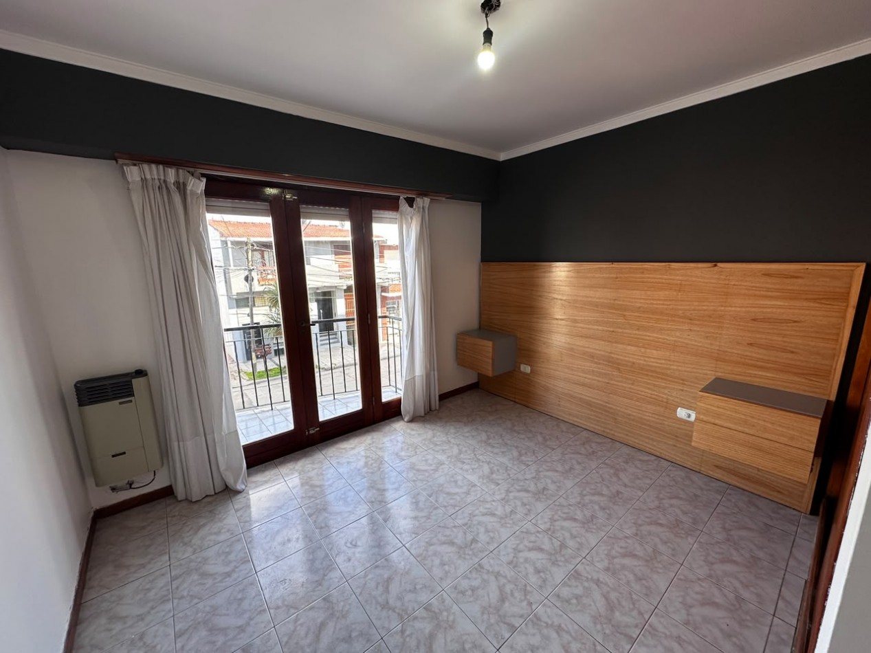 ALQUILER DEPARTAMENTO TRES AMBIENTES CON COCHERA, BALCON Y PATIO