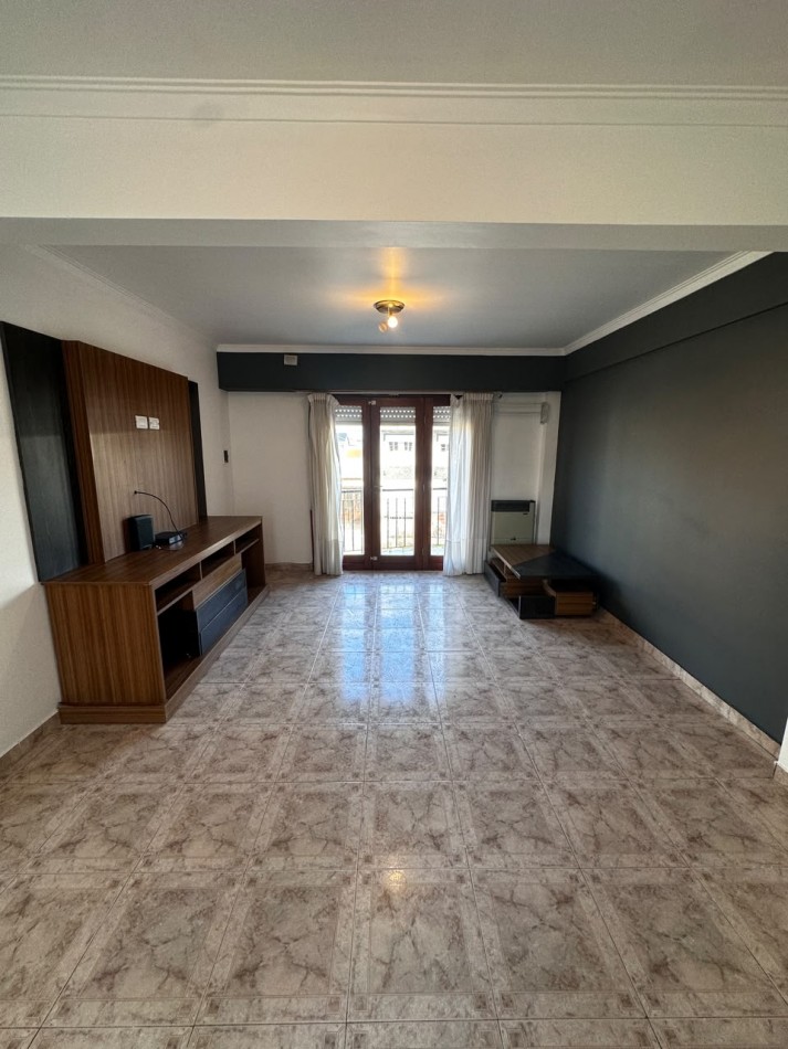 ALQUILER DEPARTAMENTO TRES AMBIENTES CON COCHERA, BALCON Y PATIO