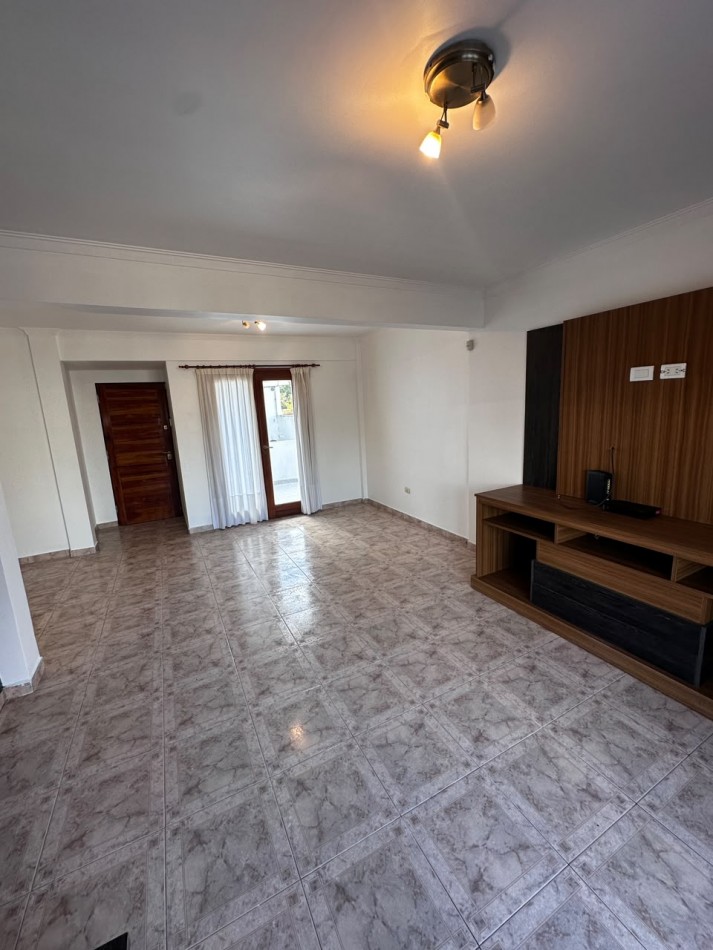 ALQUILER DEPARTAMENTO TRES AMBIENTES CON COCHERA, BALCON Y PATIO