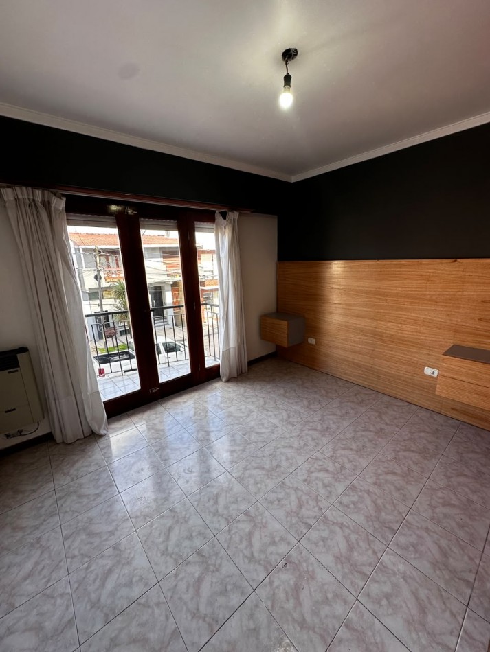 ALQUILER DEPARTAMENTO TRES AMBIENTES CON COCHERA, BALCON Y PATIO