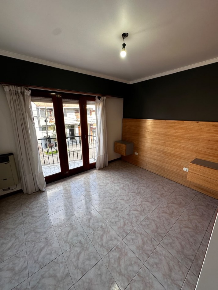 ALQUILER DEPARTAMENTO TRES AMBIENTES CON COCHERA, BALCON Y PATIO