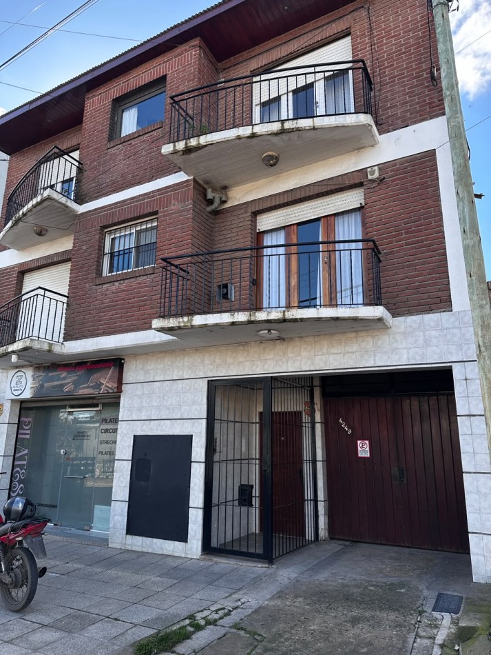 ALQUILER DEPARTAMENTO TRES AMBIENTES CON COCHERA, BALCON Y PATIO