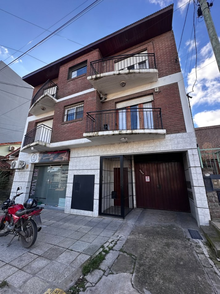 ALQUILER DEPARTAMENTO TRES AMBIENTES CON COCHERA, BALCON Y PATIO