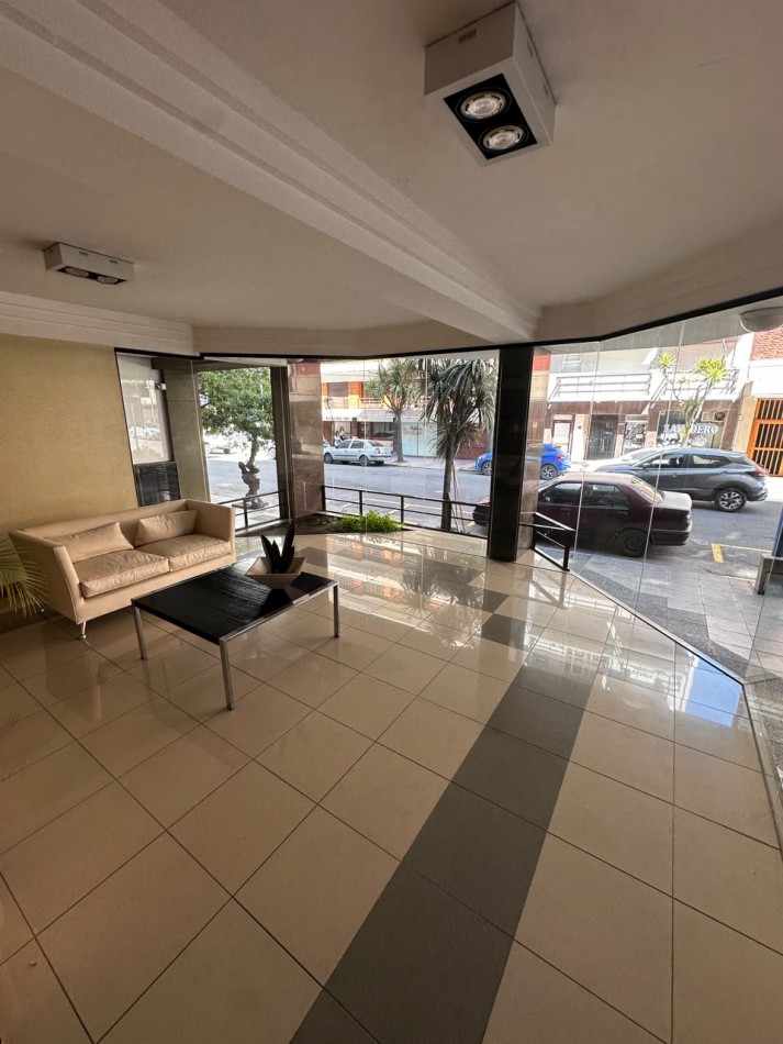 VENTA SEMIPISO DE 3 AMBIENTES CON VISTA LATERAL AL MAR EN LA PERLA
