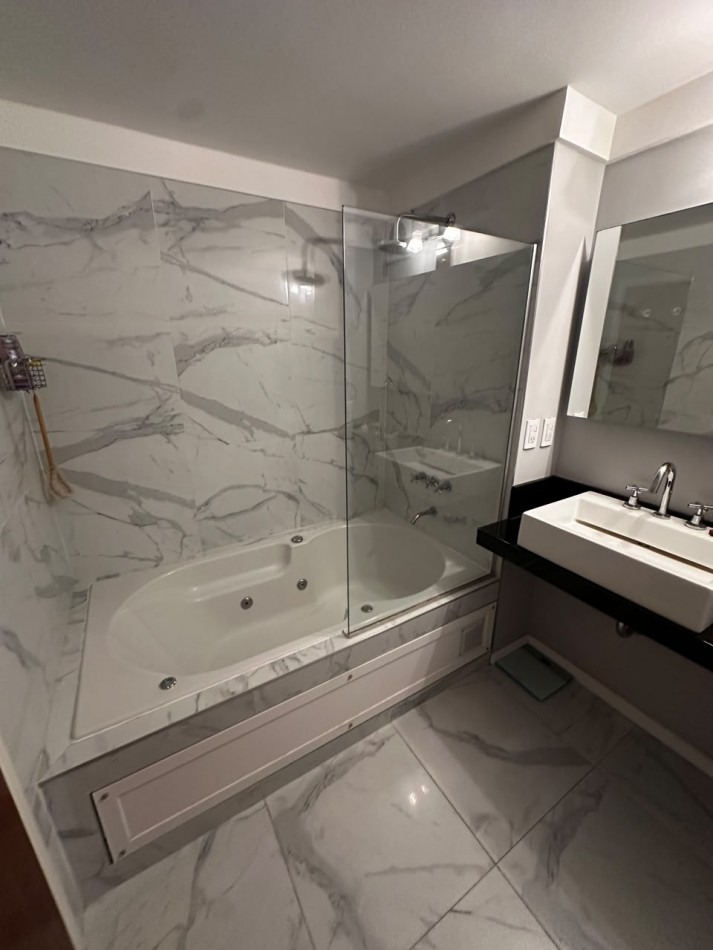 VENTA SEMIPISO DE 3 AMBIENTES CON VISTA LATERAL AL MAR EN LA PERLA