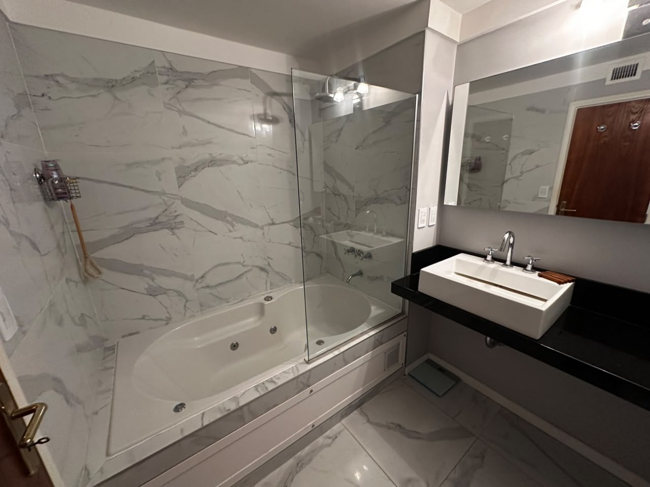 VENTA SEMIPISO DE 3 AMBIENTES CON VISTA LATERAL AL MAR EN LA PERLA