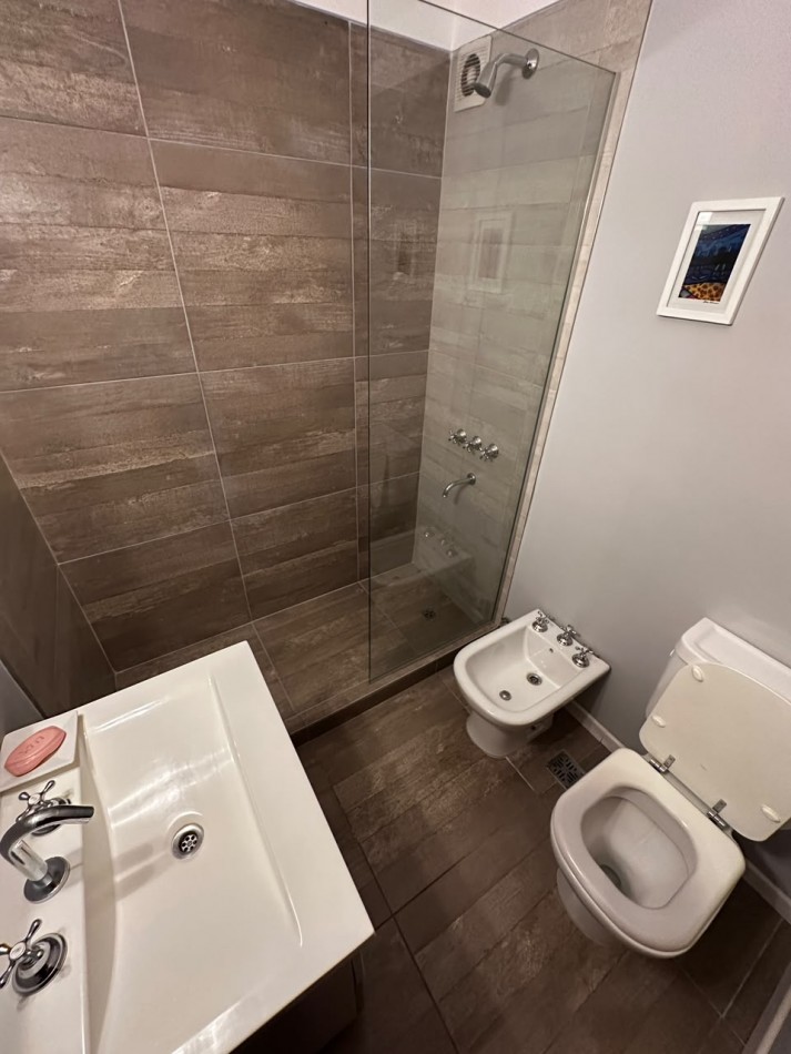 VENTA SEMIPISO DE 3 AMBIENTES CON VISTA LATERAL AL MAR EN LA PERLA