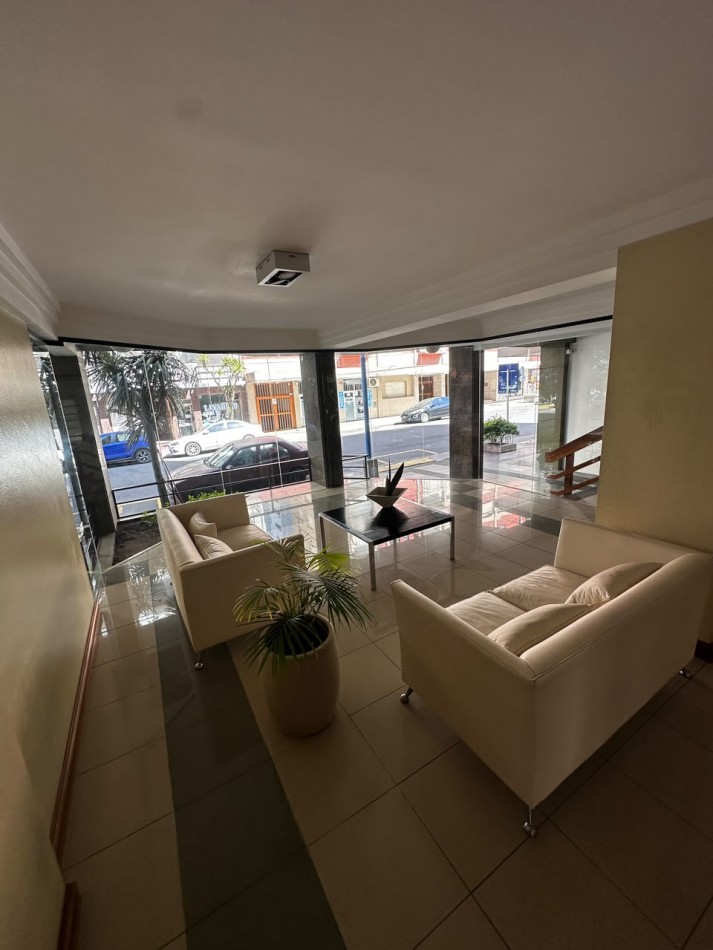 VENTA SEMIPISO DE 3 AMBIENTES CON VISTA LATERAL AL MAR EN LA PERLA