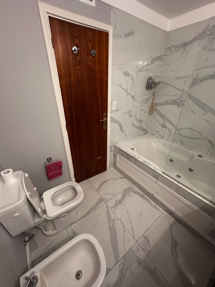 VENTA SEMIPISO DE 3 AMBIENTES CON VISTA LATERAL AL MAR EN LA PERLA