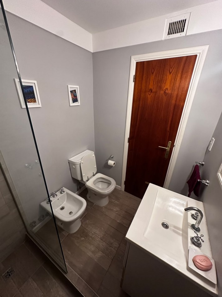 VENTA SEMIPISO DE 3 AMBIENTES CON VISTA LATERAL AL MAR EN LA PERLA