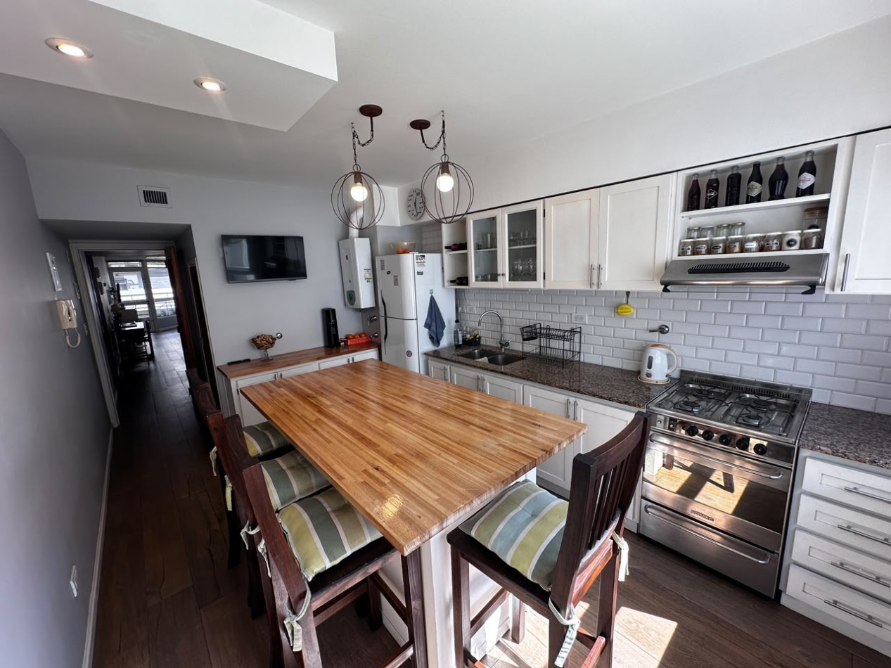 VENTA SEMIPISO DE 3 AMBIENTES CON VISTA LATERAL AL MAR EN LA PERLA