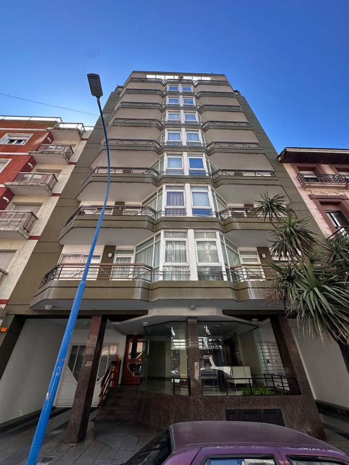 VENTA SEMIPISO DE 3 AMBIENTES CON VISTA LATERAL AL MAR EN LA PERLA