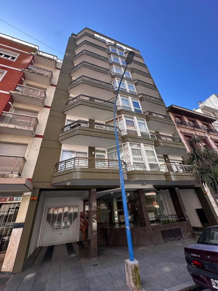 VENTA SEMIPISO DE 3 AMBIENTES CON VISTA LATERAL AL MAR EN LA PERLA