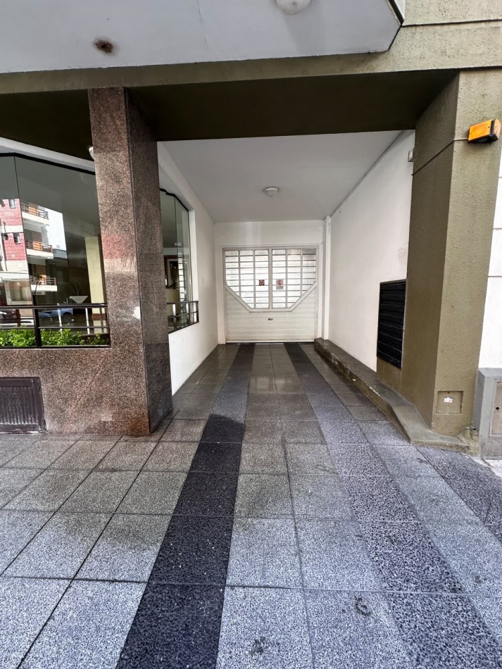 VENTA SEMIPISO DE 3 AMBIENTES CON VISTA LATERAL AL MAR EN LA PERLA